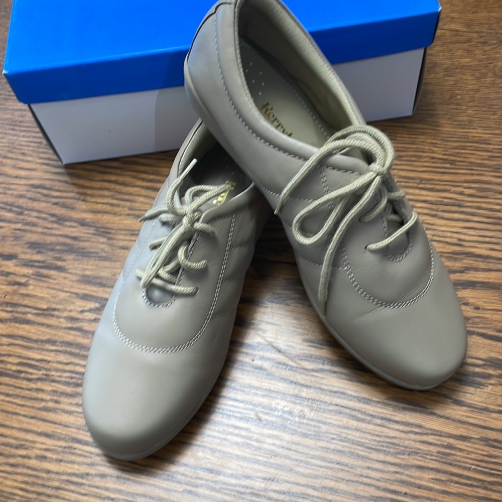 Vintage Kerrybrooke Casual Shoes in Taupe, New in Original Box SZ 8.5W